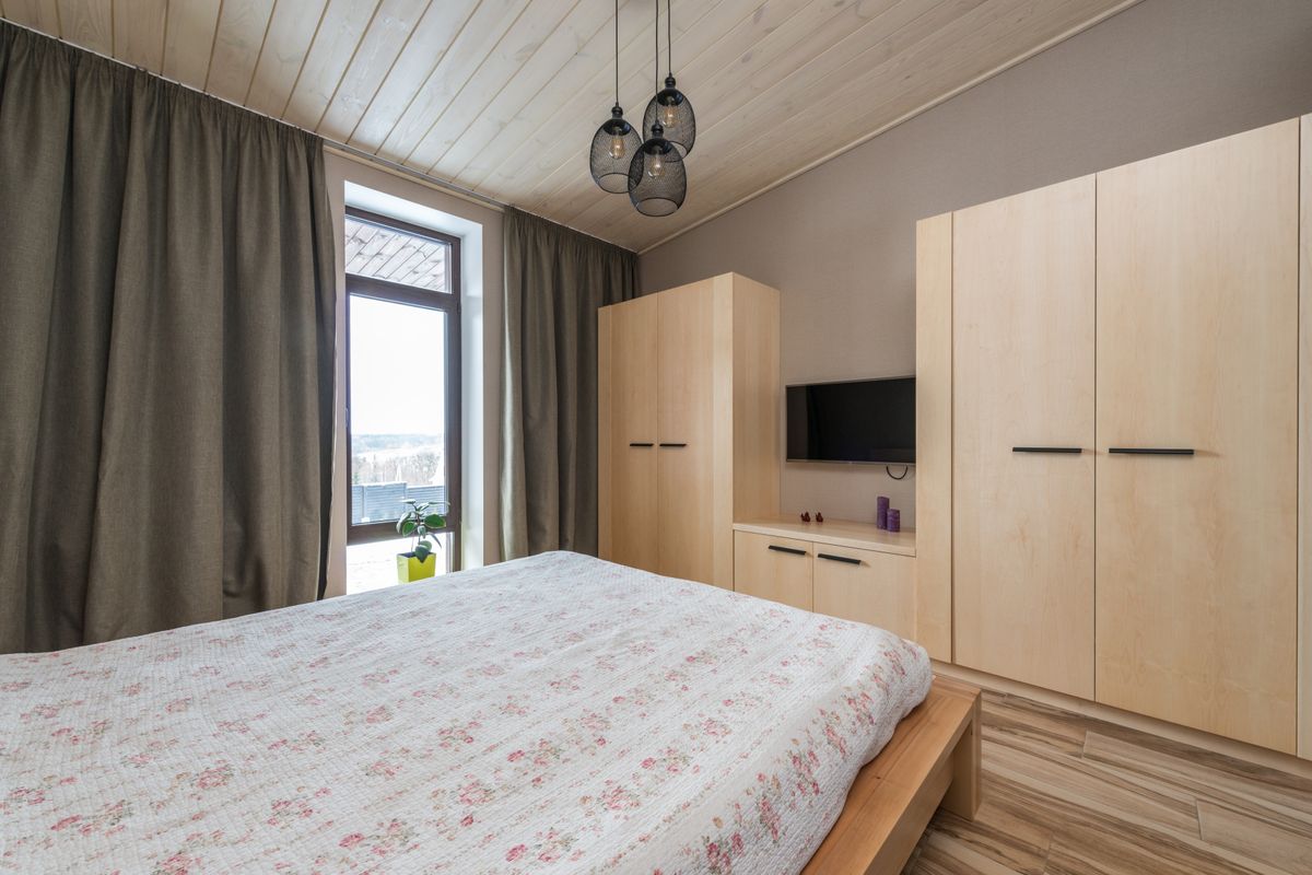 Soverom med innebygd garderobe